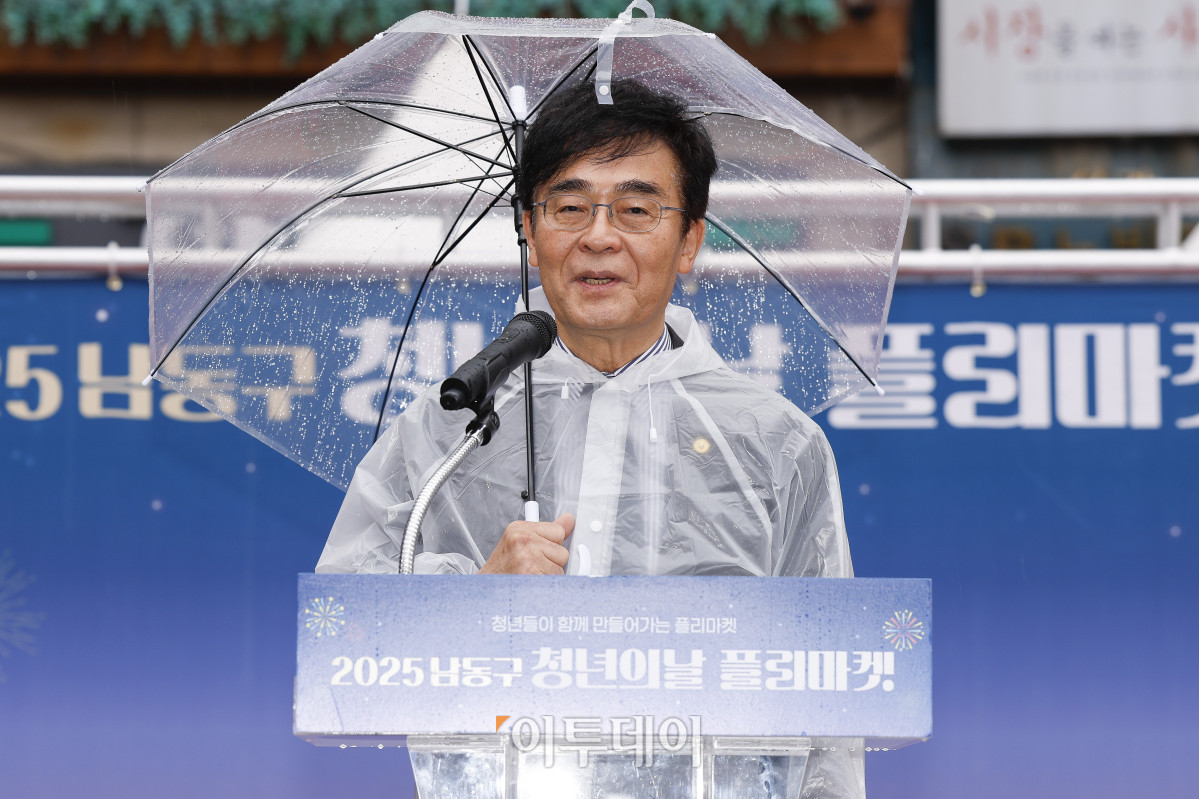 ▲조명우 인하대 총장이 19일 인천 남동구 구월 로데오 광장에서 열린 2025 남동구 청년의날 플리마켓 개막식에서 축사를 하고 있다. 이날부터 20일까지 이틀간 열리는 행사는 '청년이 함께 만들어가는 플리마켓'을 슬로건으로 인하대학교, 고려대학교, 이화여자대학교 등 수도권 주요 대학 창업팀과 지역 청년기업이 참여해 총 46개 부스를 운영한다. 조현호 기자 hyunho@