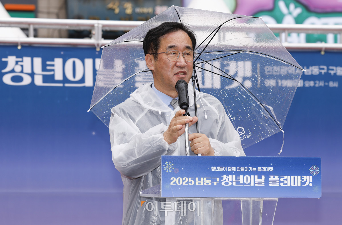 ▲맹성규 더불어민주당 의원이 19일 인천 남동구 구월 로데오 광장에서 열린 2025 남동구 청년의날 플리마켓 개막식에서 축사를 하고 있다. 이날부터 20일까지 이틀간 열리는 행사는 '청년이 함께 만들어가는 플리마켓'을 슬로건으로 인하대학교, 고려대학교, 이화여자대학교 등 수도권 주요 대학 창업팀과 지역 청년기업이 참여해 총 46개 부스를 운영한다. 조현호 기자 hyunho@