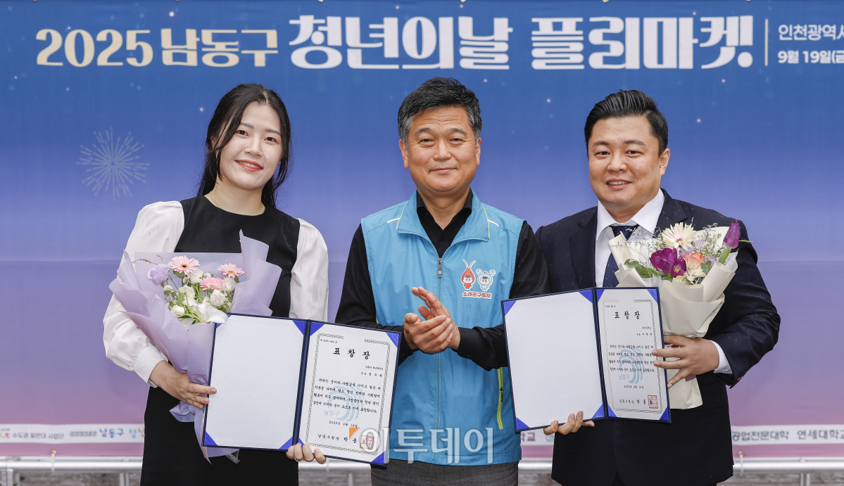 ▲박종효(가운데) 인천시 남동구청장이 19일 인천 남동구 구월 로데오 광장에서 열린 2025 남동구 청년의날 플리마켓 개막식에서 이한찬 EMS 대표와 정주희 인천 남동구 청년참여단 단장에게 표창장을 수여한 후 기념촬영을 하고 있다. 이날부터 20일까지 이틀간 열리는 행사는 '청년이 함께 만들어가는 플리마켓'을 슬로건으로 인하대학교, 고려대학교, 이화여자대학교 등 수도권 주요 대학 창업팀과 지역 청년기업이 참여해 총 46개 부스를 운영한다. 조현호 기자 hyunho@