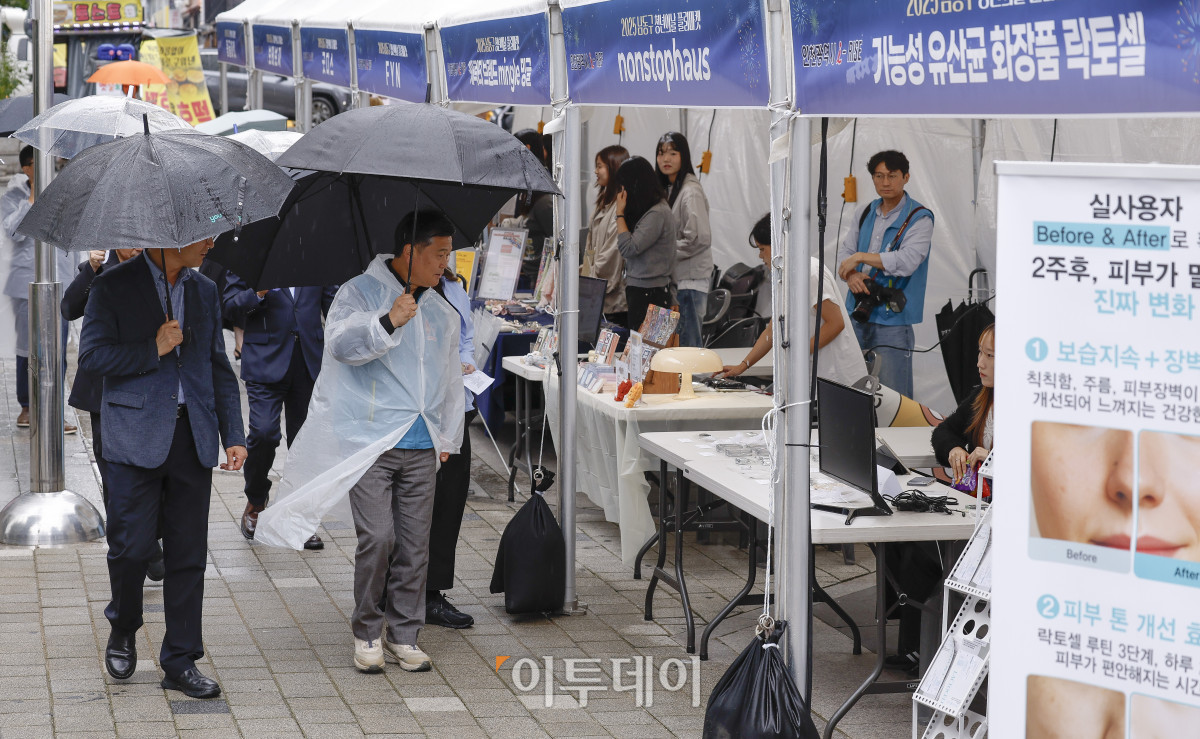 ▲박종효 인천시 남동구청장이 19일 인천 남동구 구월 로데오 광장에서 열린 2025 남동구 청년의날 플리마켓에서 부스를 살펴보고 있다. 이날부터 20일까지 이틀간 열리는 행사는 '청년이 함께 만들어가는 플리마켓'을 슬로건으로 인하대학교, 고려대학교, 이화여자대학교 등 수도권 주요 대학 창업팀과 지역 청년기업이 참여해 총 46개 부스를 운영한다. 조현호 기자 hyunho@