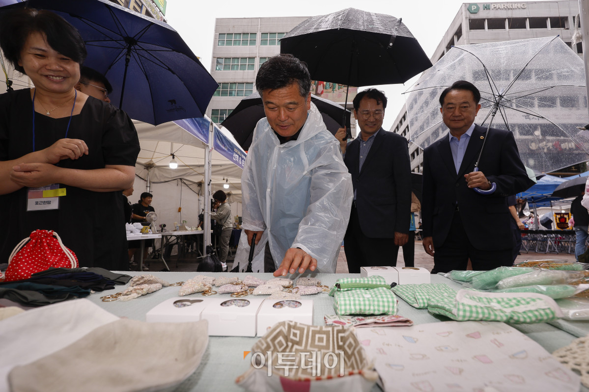 ▲박종효 인천시 남동구청장이 19일 인천 남동구 구월 로데오 광장에서 열린 2025 남동구 청년의날 플리마켓에서 부스를 살펴보고 있다. 이날부터 20일까지 이틀간 열리는 행사는 '청년이 함께 만들어가는 플리마켓'을 슬로건으로 인하대학교, 고려대학교, 이화여자대학교 등 수도권 주요 대학 창업팀과 지역 청년기업이 참여해 총 46개 부스를 운영한다. 조현호 기자 hyunho@
