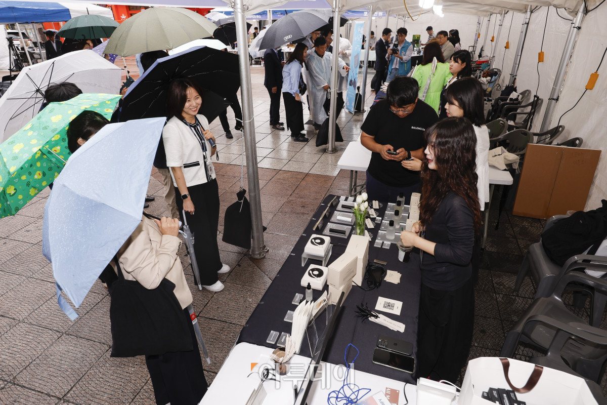 ▲19일 인천 남동구 구월 로데오 광장에서 열린 2025 남동구 청년의날 플리마켓에서 시민들이 부스를 살펴보고 있다. 이날부터 20일까지 이틀간 열리는 행사는 '청년이 함께 만들어가는 플리마켓'을 슬로건으로 인하대학교, 고려대학교, 이화여자대학교 등 수도권 주요 대학 창업팀과 지역 청년기업이 참여해 총 46개 부스를 운영한다. 조현호 기자 hyunho@