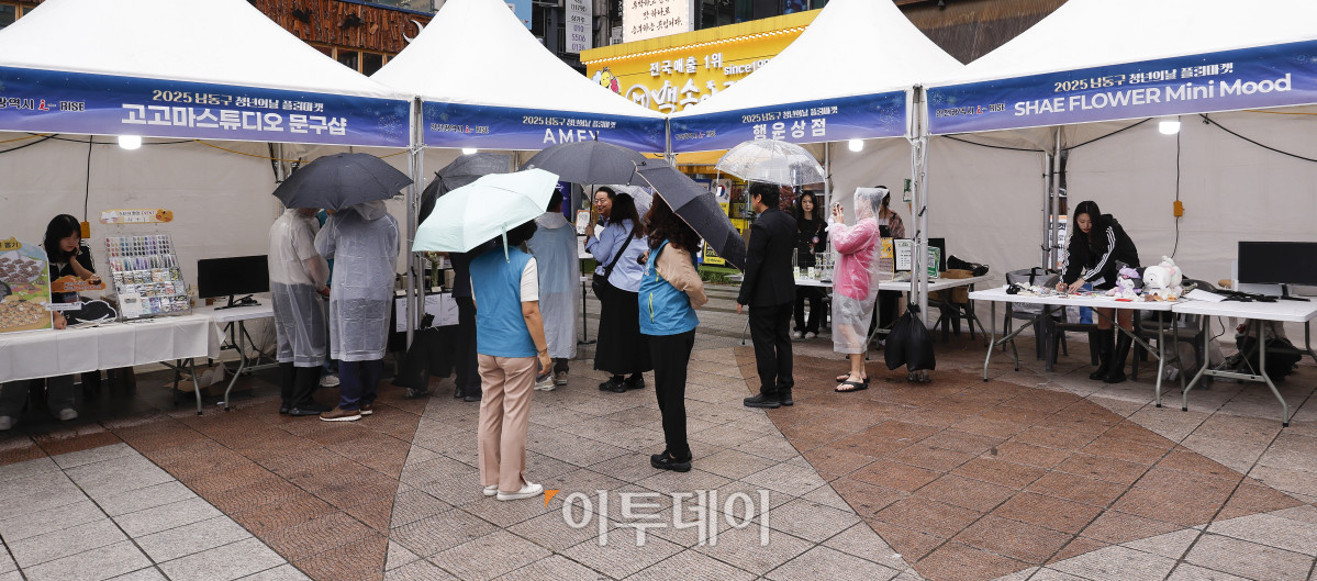 ▲19일 인천 남동구 구월 로데오 광장에서 열린 2025 남동구 청년의날 플리마켓에서 시민들이 부스를 살펴보고 있다. 이날부터 20일까지 이틀간 열리는 행사는 '청년이 함께 만들어가는 플리마켓'을 슬로건으로 인하대학교, 고려대학교, 이화여자대학교 등 수도권 주요 대학 창업팀과 지역 청년기업이 참여해 총 46개 부스를 운영한다. 조현호 기자 hyunho@