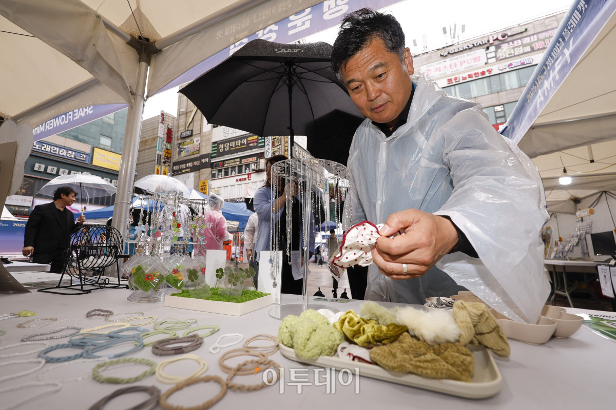 ▲박종효 인천시 남동구청장이 19일 인천 남동구 구월 로데오 광장에서 열린 2025 남동구 청년의날 플리마켓에서 머리끈을 살펴보고 있다. 이날부터 20일까지 이틀간 열리는 행사는 '청년이 함께 만들어가는 플리마켓'을 슬로건으로 인하대학교, 고려대학교, 이화여자대학교 등 수도권 주요 대학 창업팀과 지역 청년기업이 참여해 총 46개 부스를 운영한다. 조현호 기자 hyunho@