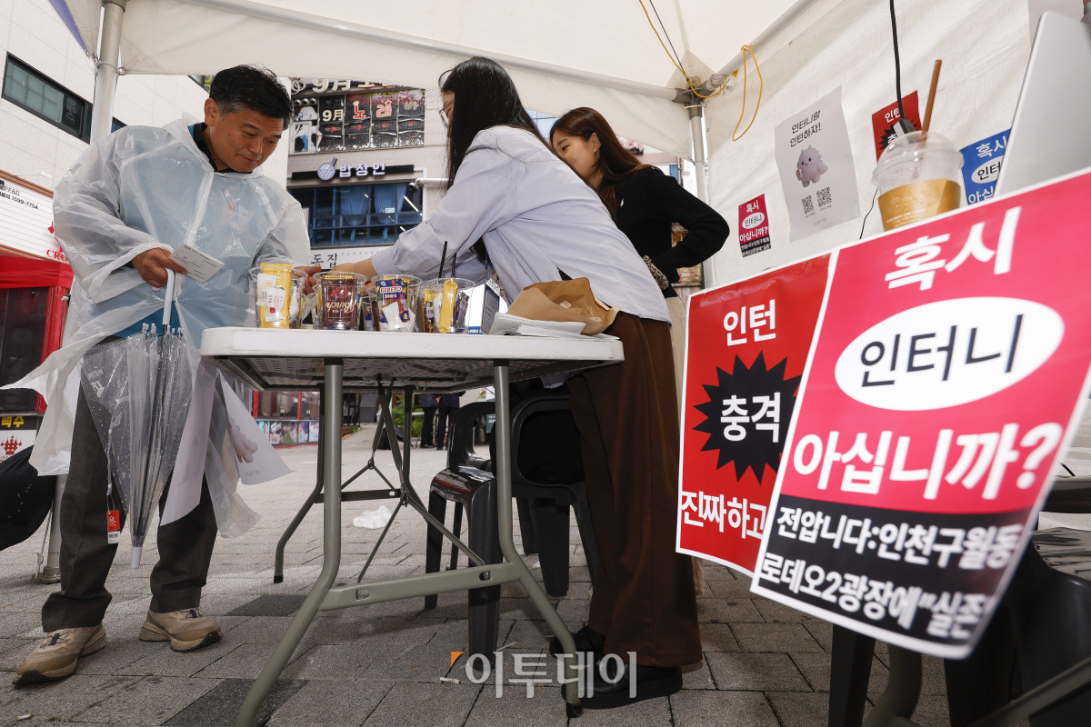 ▲박종효 인천시 남동구청장이 19일 인천 남동구 구월 로데오 광장에서 열린 2025 남동구 청년의날 플리마켓에서 부스를 살펴보고 있다. 이날부터 20일까지 이틀간 열리는 행사는 '청년이 함께 만들어가는 플리마켓'을 슬로건으로 인하대학교, 고려대학교, 이화여자대학교 등 수도권 주요 대학 창업팀과 지역 청년기업이 참여해 총 46개 부스를 운영한다. 조현호 기자 hyunho@