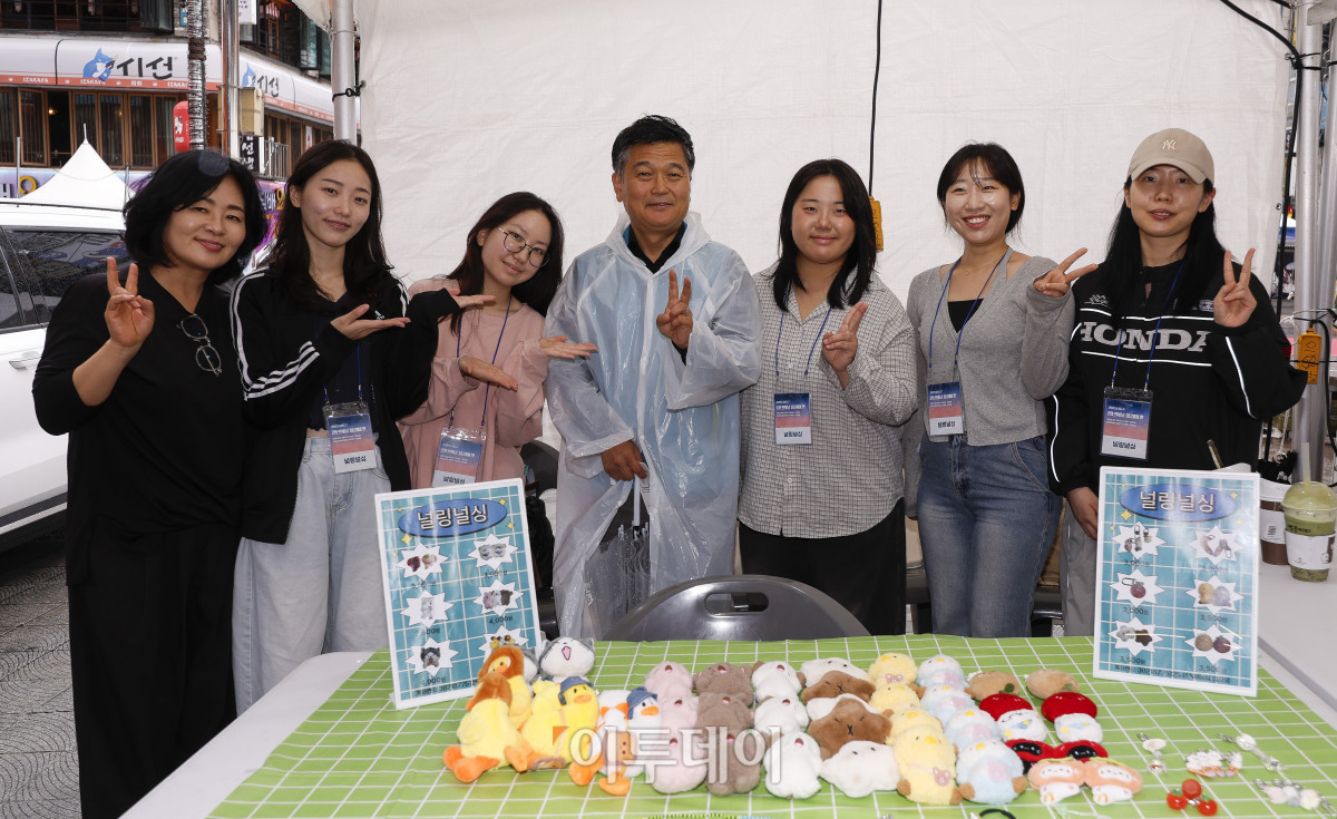 ▲박종효(가운데) 인천시 남동구청장이 19일 인천 남동구 구월 로데오 광장에서 열린 2025 남동구 청년의날 플리마켓에서 참가자들과 기념촬영을 하고 있다. 이날부터 20일까지 이틀간 열리는 행사는 '청년이 함께 만들어가는 플리마켓'을 슬로건으로 인하대학교, 고려대학교, 이화여자대학교 등 수도권 주요 대학 창업팀과 지역 청년기업이 참여해 총 46개 부스를 운영한다. 조현호 기자 hyunho@