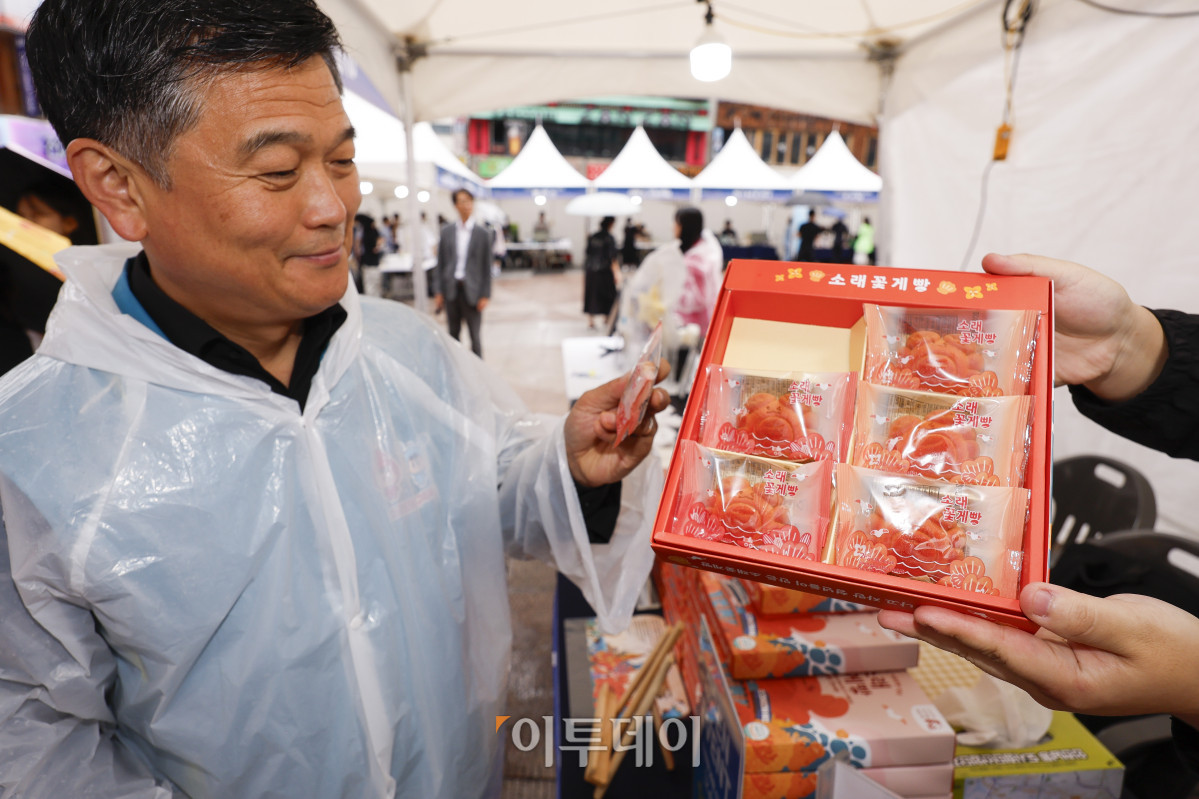 ▲박종효 인천시 남동구청장이 19일 인천 남동구 구월 로데오 광장에서 열린 2025 남동구 청년의날 플리마켓에서 소래 꽃게빵을 살펴보고 있다. 이날부터 20일까지 이틀간 열리는 행사는 '청년이 함께 만들어가는 플리마켓'을 슬로건으로 인하대학교, 고려대학교, 이화여자대학교 등 수도권 주요 대학 창업팀과 지역 청년기업이 참여해 총 46개 부스를 운영한다. 조현호 기자 hyunho@