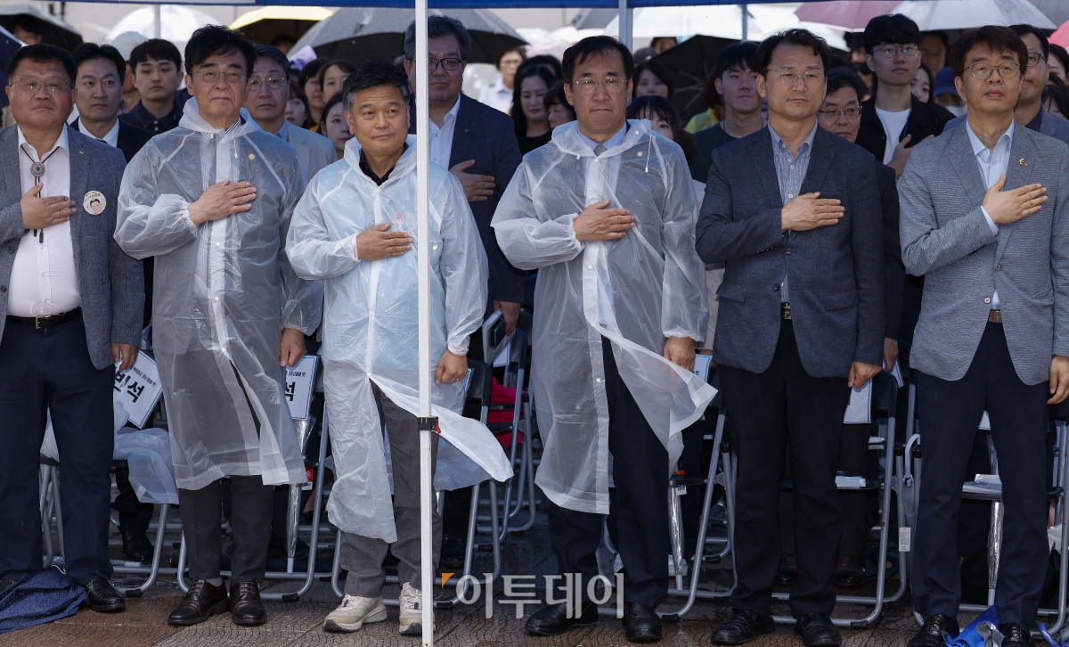 ▲박종효(앞줄 왼쪽 세 번째) 인천시 남동구청장, 맹성규(앞줄 왼쪽 네 번째) 더불어민주당 의원, 조명우(앞줄 왼쪽 두 번째) 인하대 총장 등 참석자들이 19일 인천 남동구 구월 로데오 광장에서 열린 2025 남동구 청년의날 플리마켓 개막식에서 국민의례를 하고 있다. 이날부터 20일까지 이틀간 열리는 행사는 '청년이 함께 만들어가는 플리마켓'을 슬로건으로 인하대학교, 고려대학교, 이화여자대학교 등 수도권 주요 대학 창업팀과 지역 청년기업이 참여해 총 46개 부스를 운영한다. 조현호 기자 hyunho@