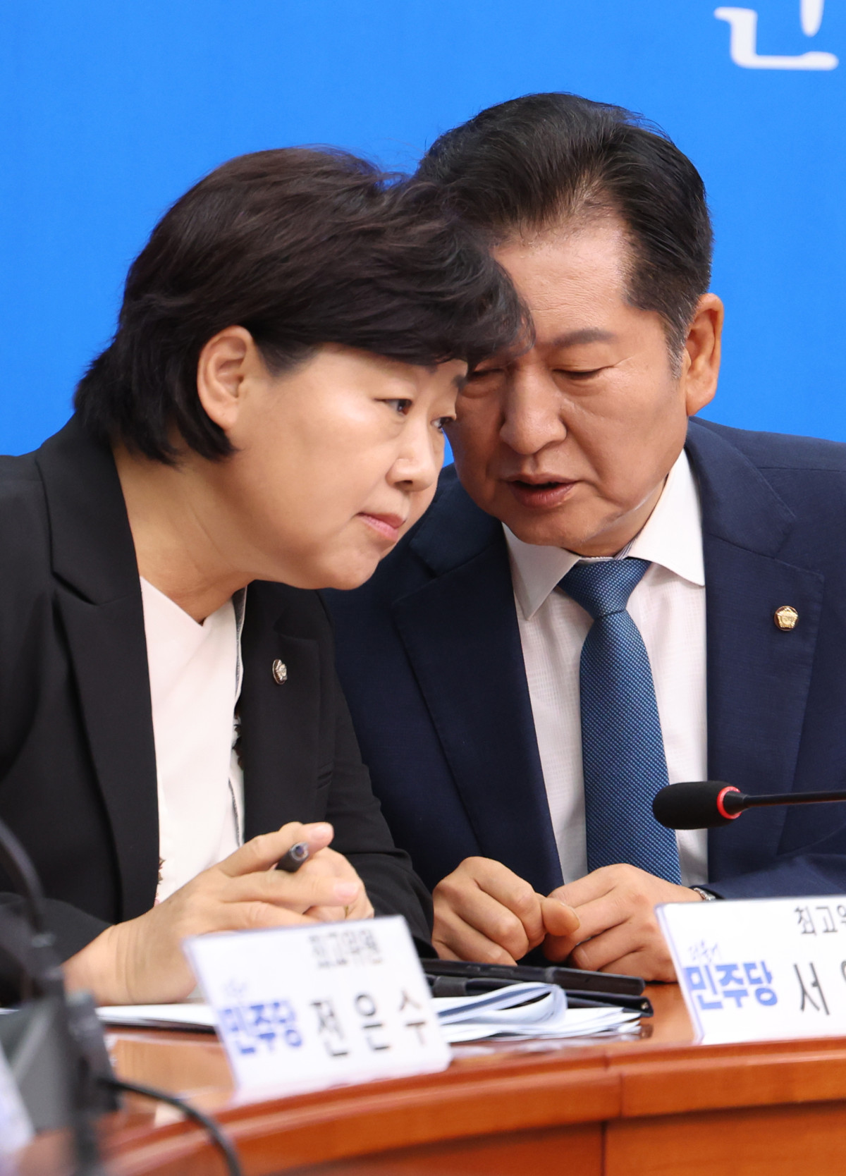 ▲더불어민주당 정청래, 서영교 최고위원이 28일 서울 여의도 국회에서 열린 당 최고위원회의에서 대화하고 있다. 2024.06.28. (뉴시스)