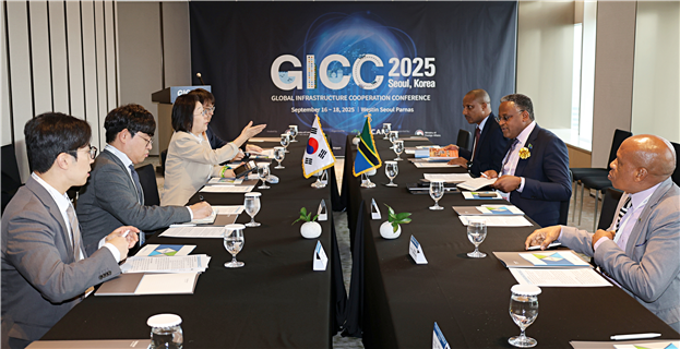 ▲이은재 K-FINCO 이사장이(왼쪽 세 번째) 지난 16일 GICC 행사에서 짐 제임스 요나지 탄자니아 총리실 사무차관(오른쪽 두 번째)과 고위급 미팅을 진행하고 있다. (전문건설공제조합)
