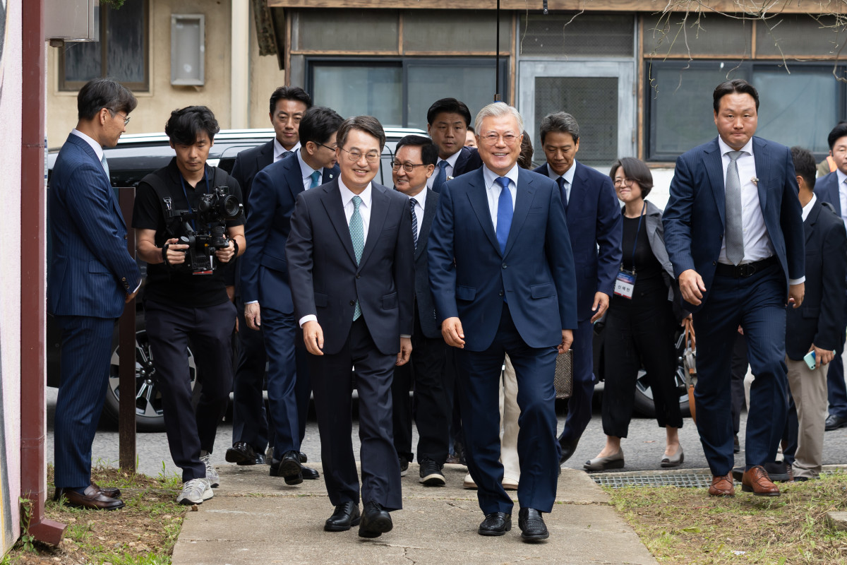 ▲김동연 경기도지사와 문재인 전 대통령이 파주 캠프그리브스에서 9.19 평양공동선언 7주년 기념식 행사장으로 함께 이동하고 있다. (경기도)