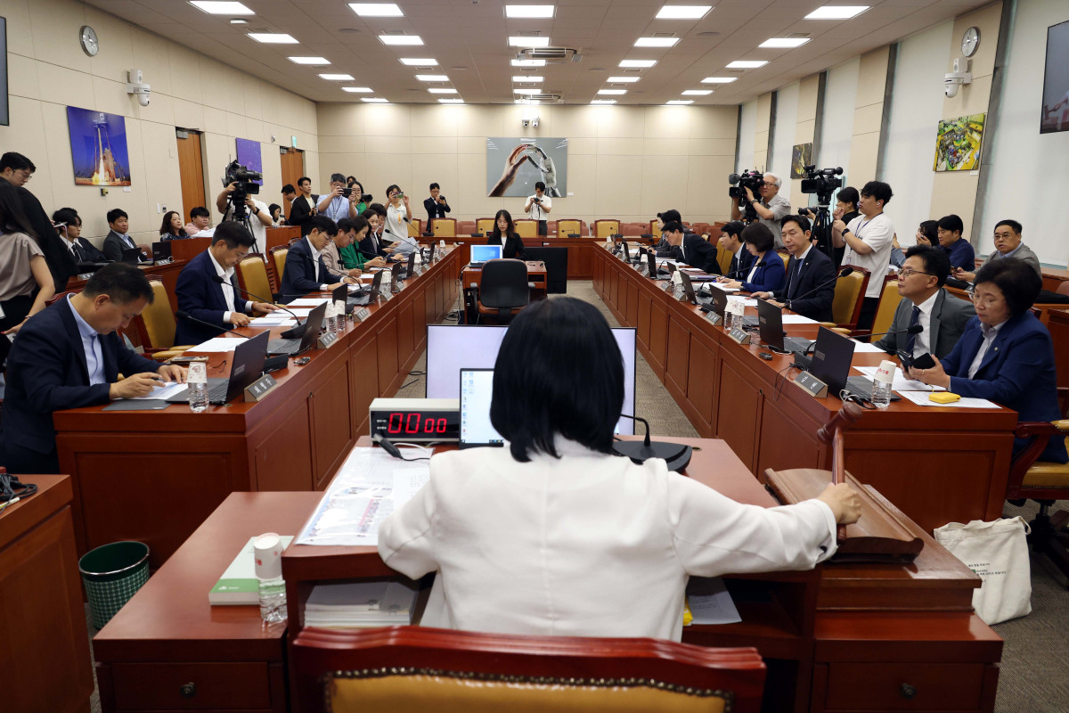 ▲최민희 국회 과방위원장이 19일 오전 서울 여의도 국회에서 열린 과학기술정보방송통신위원회 전체회의에서 대규모 해킹 사고 관련 청문회 증인 출석 요구안을 의결하며 의사봉을 두드리고 있다. (뉴시스)