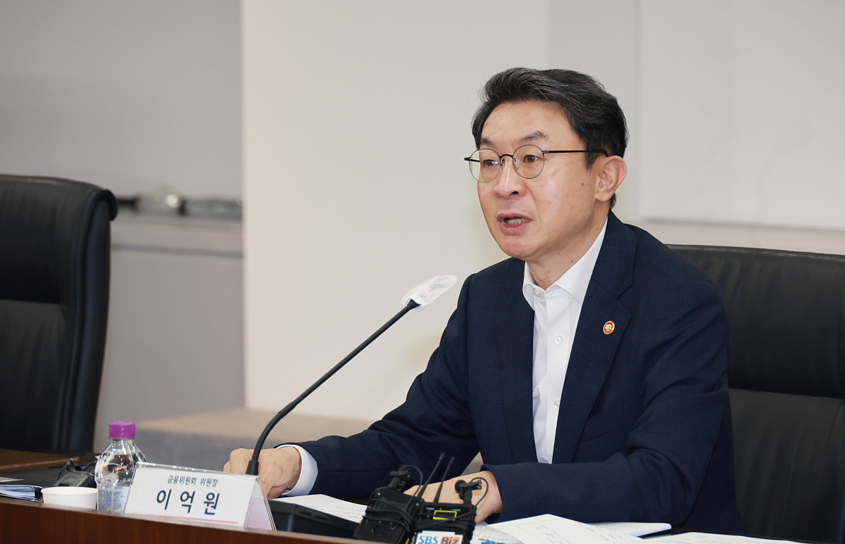 ▲이억원 금융위원장이 19일 오전 서울 여의도 중소기업중앙회에서 개최한 제1차 생산적 금융 대전환 회의에서 지역 업종 규모별 산업계 대표 등이 다수 참석한 가운데 금융 수요자의 현장의 목소리를 청취하고, 실물경제와 금융의 동반성장 방안을 모색했다. (사진제공=금융위원회)