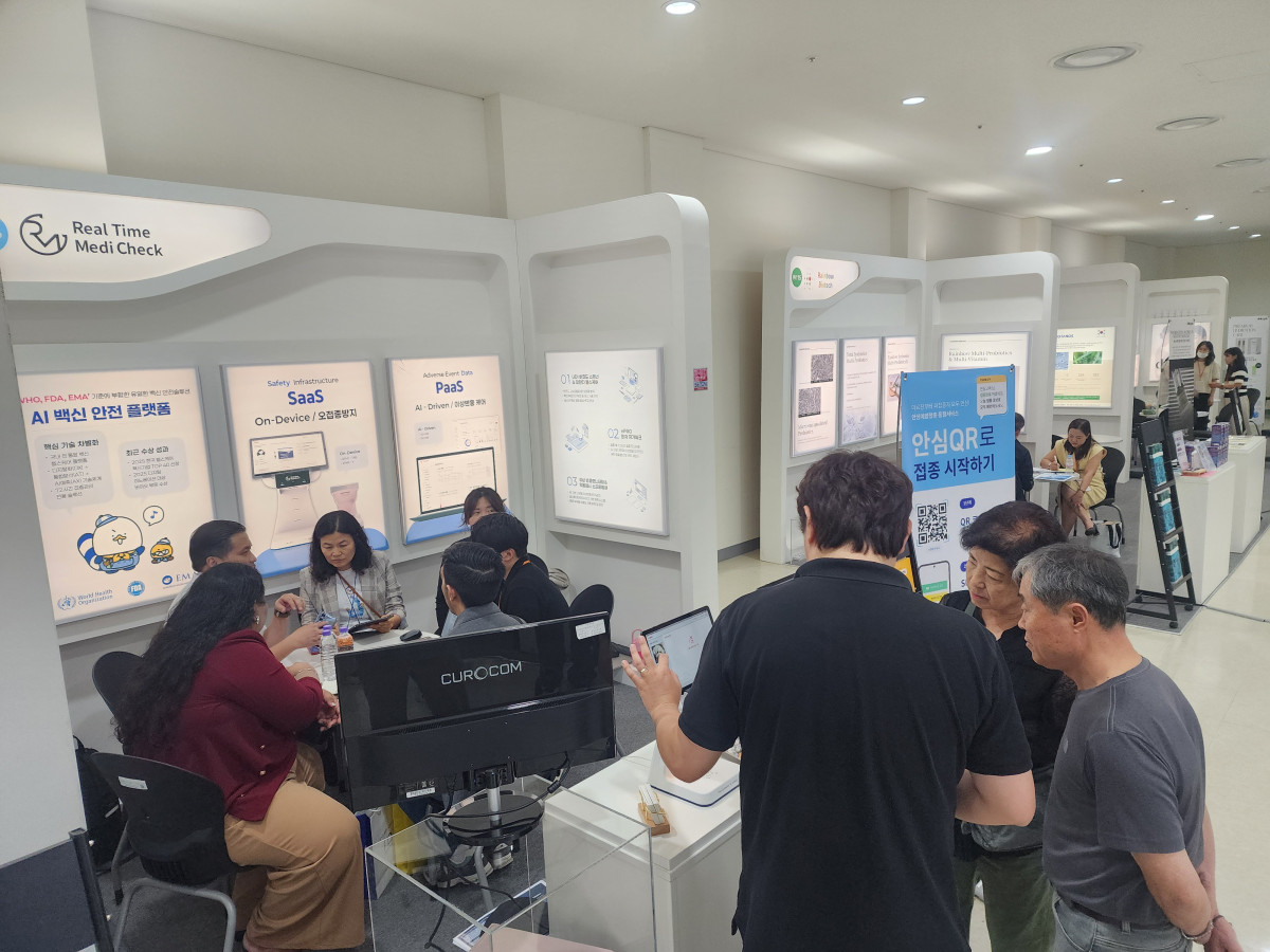 ▲리얼타임메디체크 부스를 방문한 고객들. (사진제공=리얼타임메디체크)