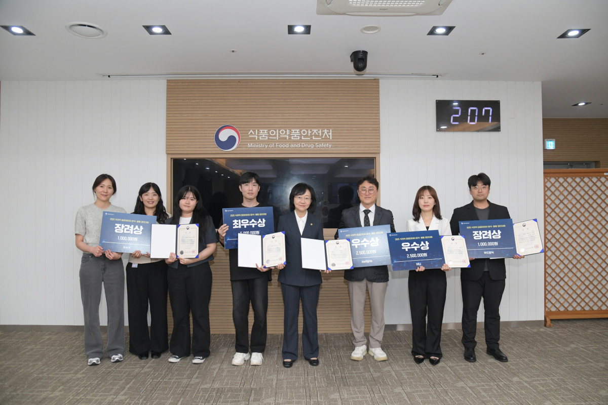 ▲임재준 리얼타임메디체크 대표(오른쪽에서 세 번째)가 ‘2025 식의약 공공데이터 활용 경진대회’에서 식약처장 우수상 수상 후 기념촬영을 하고 있다. (사진제공=리얼타임메디체크)