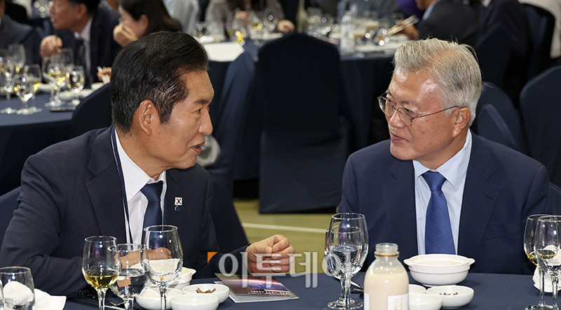 ▲9.19 평양공동선언 남북군사합의 7주년 기념식 및 2025 한반도 평화주간 개막식이 열린 19일 경기 파주 캠프그리브스에서 문재인(오른쪽) 전 대통령과 정청래 더불어민주당 대표가 대화하고 있다. 국회사진기자단