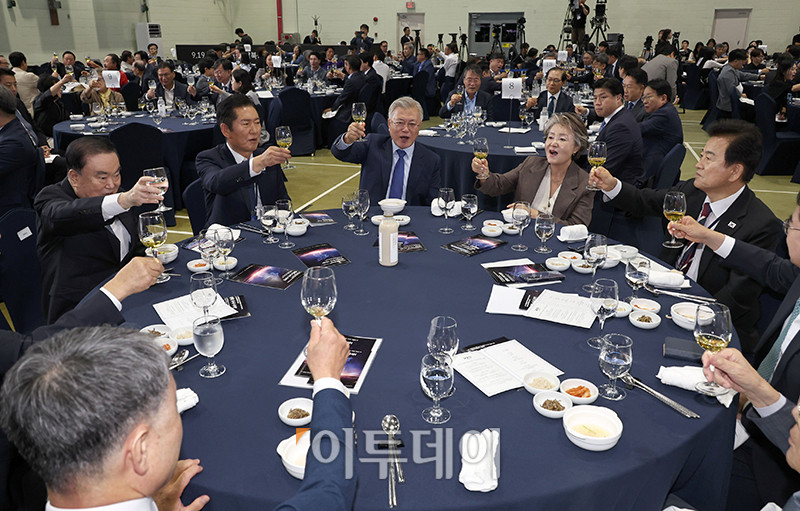 ▲9.19 평양공동선언 남북군사합의 7주년 기념식 및 2025 한반도 평화주간 개막식이 열린 19일 경기 파주 캠프그리브스에서 문재인 전 대통령, 김정숙 여사, 정청래 더불어민주당 대표, 정동영 통일부 장관 등 참석자들이 건배를 하고 있다. 국회사진기자단