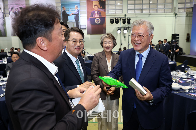 ▲9.19 평양공동선언 남북군사합의 7주년 기념식 및 2025 한반도 평화주간 개막식이 열린 19일 경기 파주 캠프그리브스에서 문재인(오른쪽) 전 대통령, 김정숙(오른쪽 두번째) 여사, 김동연 경기도지사, 김동구(왼쪽) 대성동마을 이장이 대화하고 있다. 국회사진기자단