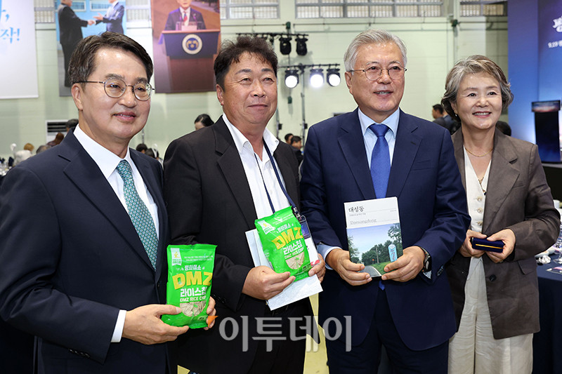 ▲9.19 평양공동선언 남북군사합의 7주년 기념식 및 2025 한반도 평화주간 개막식이 열린 19일 경기 파주 캠프그리브스에서 문재인(오른쪽 두번째) 전 대통령, 김정숙(오른쪽) 여사, 김동연(왼쪽) 경기도지사, 김동구 대성동마을 이장이 기념촬영을 하고 있다. 국회사진기자단