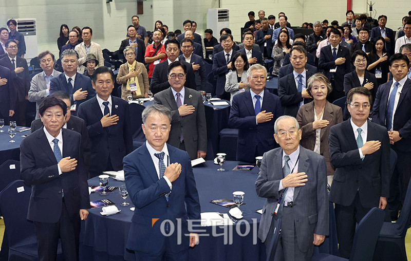 ▲9.19 평양공동선언 남북군사합의 7주년 기념식 및 2025 한반도 평화주간 개막식이 열린 19일 경기 파주 캠프그리브스에서 문재인 전 대통령과 김정숙 여사, 우원식 국회의장, 정청래 더불어민주당 대표 등 참석자들이 국민의례를 하고 있다. 국회사진기자단