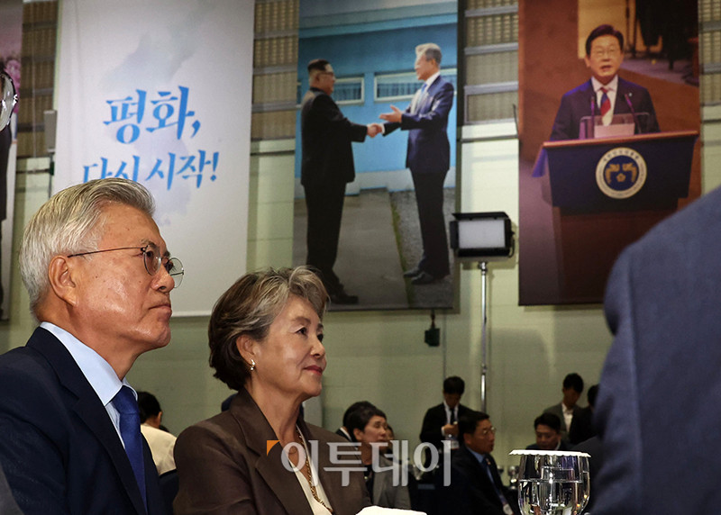 ▲9.19 평양공동선언 남북군사합의 7주년 기념식 및 2025 한반도 평화주간 개막식이 열린 19일 경기 파주 캠프그리브스에서 문재인(왼쪽) 전 대통령과 김정숙 여사가 참석하고 있다. 국회사진기자단