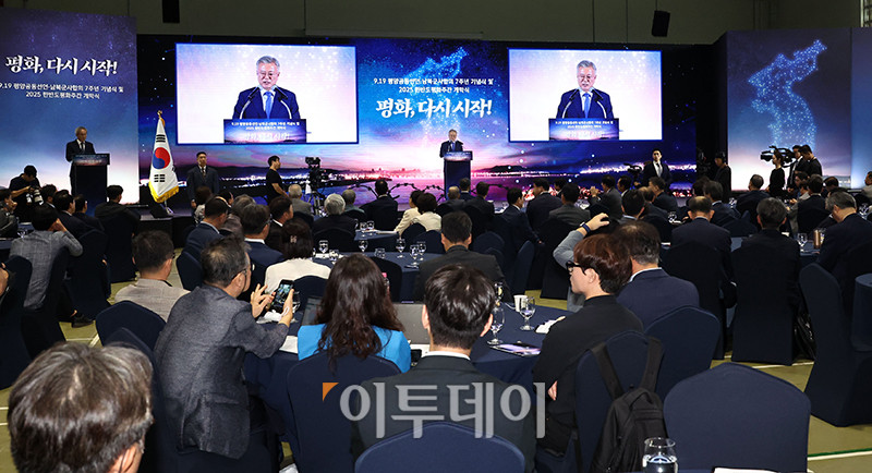 ▲9.19 평양공동선언 남북군사합의 7주년 기념식 및 2025 한반도 평화주간 개막식이 열린 19일 경기 파주 캠프그리브스에서 문재인 전 대통령이 기념사를 하고 있다. 국회사진기자단