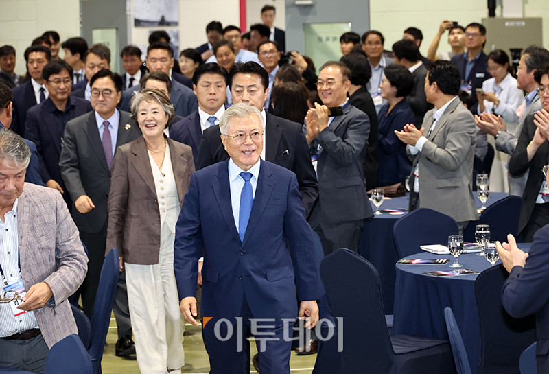 ▲9.19 평양공동선언 남북군사합의 7주년 기념식 및 2025 한반도 평화주간 개막식이 열린 19일 경기 파주 캠프그리브스에서 문재인 전 대통령과 김정숙 여사가 입장하고 있다. 국회사진기자단