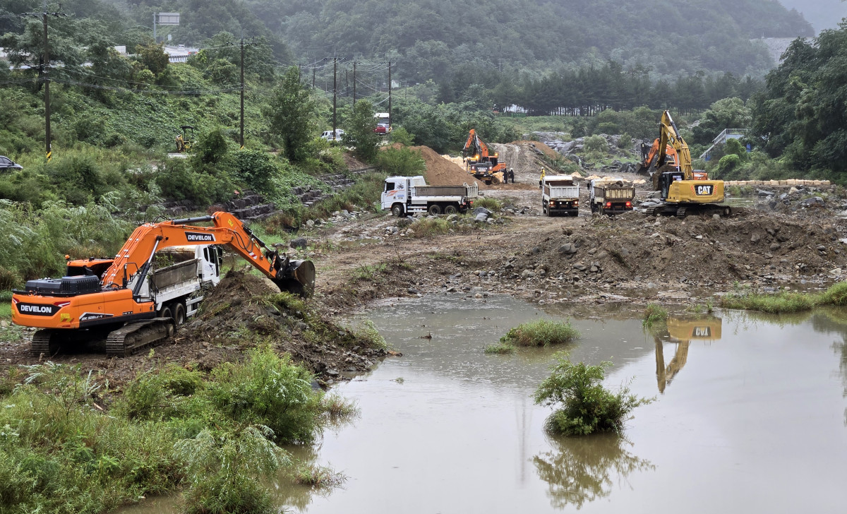 ▲강원 강릉시 남대천 상류에서 굴착기와 덤프트럭 등이 도암댐 비상방류에 대비 공사를 하는 모습. (연합뉴스)