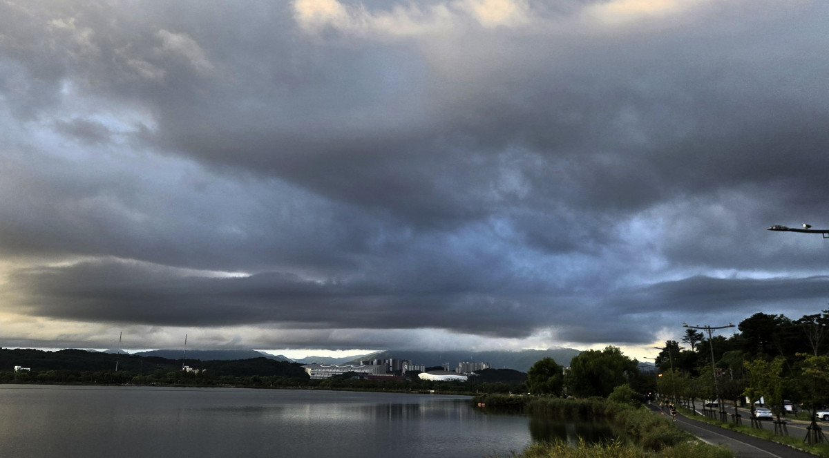 ▲강원 강릉시 경포호수 일원의 상공에 짙은 구름이 끼어 있다. (연합뉴스)