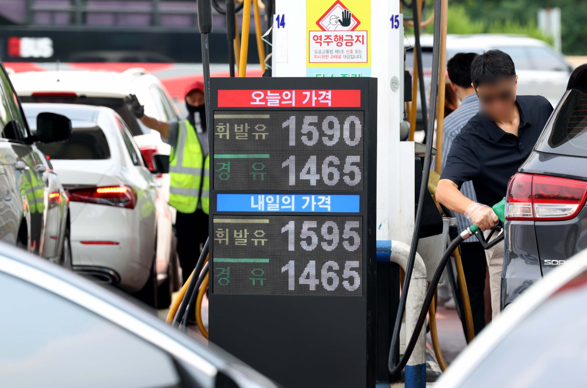 ▲휘발유와 경유 평균 판매 가격이 3주 연속 하락세를 이어간 가운데 31일 서울 서초구 만남의광장 주유소에서 시민들이 주유를 하고 있다. 한국석유공사 유가정보시스템 오피넷에 따르면 8월 넷째 주 전국 주유소에서 판매된 휘발유 평균 가격은 리터당 1662.1원으로 전주보다 3.0원 떨어졌다. 경유 가격도 2.8원 내려간 1532.7원을 나타냈다. 신태현 기자 holjjak@