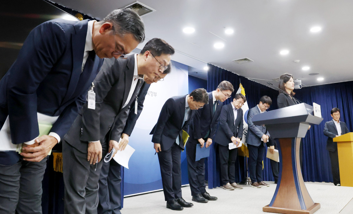 ▲류제명 과학기술정보통신부 제2차관과 권대영 금융위원회 부위원장이 19일 오전 서울 종로구 정부서울청사에서 열린 해킹 대응을 위한 과기정통부-금융위 합동 브리핑을 마친 후 KT와 롯데카드 관계자와 함께 고개숙여 인사하고 있다. (뉴시스)
