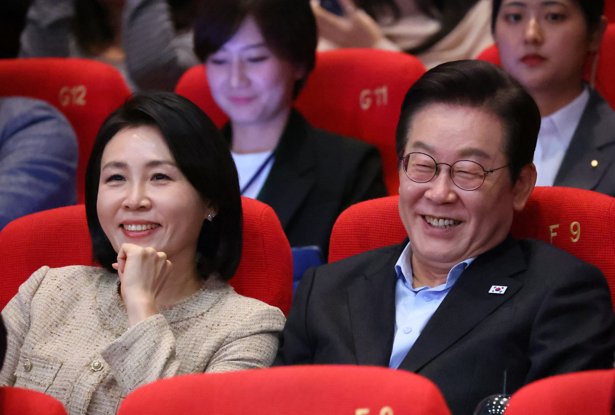 ▲ 이재명 대통령과 김혜경 여사가 20일 부산 해운대구 영화의전당에서 열린 부산국제영화제 공식상영작 '극장의 시간들' 관객과의 대화에 참석해 있다. (연합뉴스)