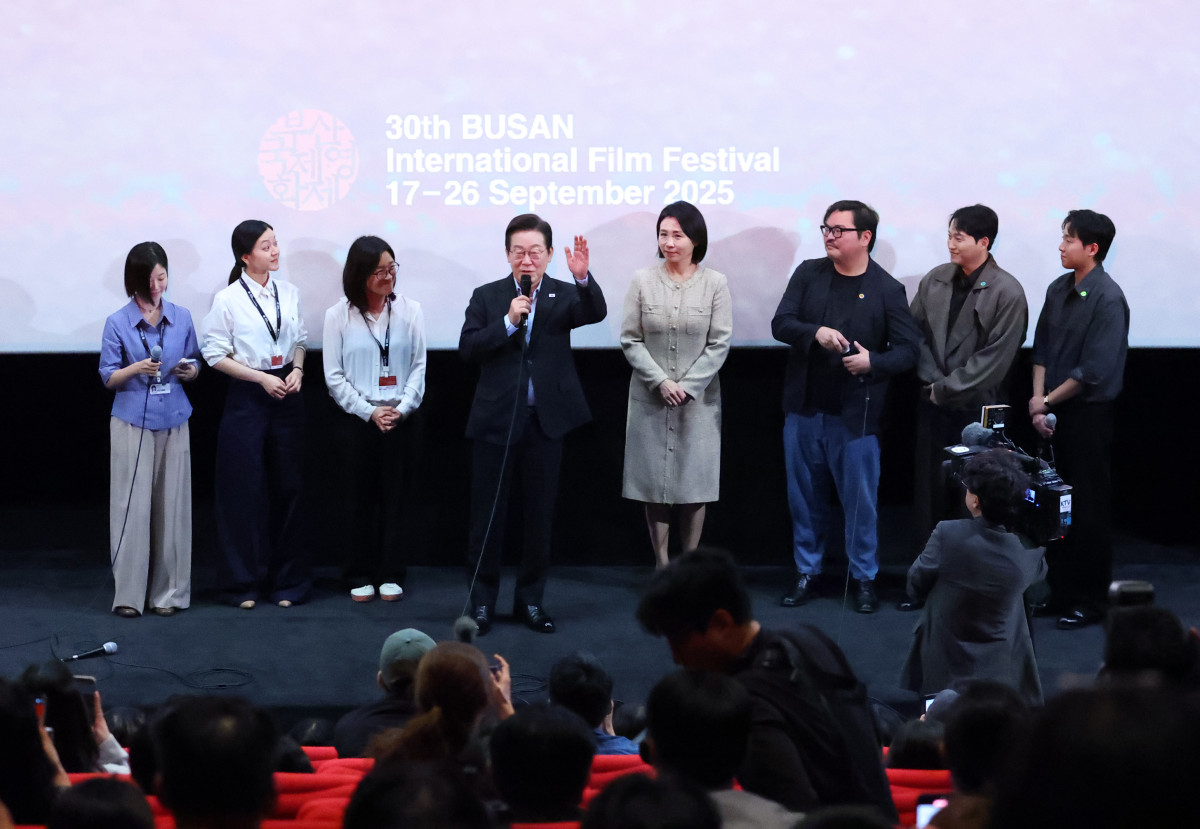 ▲이재명 대통령이 20일 부산 해운대구 영화의전당에서 부산국제영화제 공식상영작 '극장의 시간들' 관람 후 감독, 배우들과 무대에 올라 발언하고 있다. (연합뉴스)