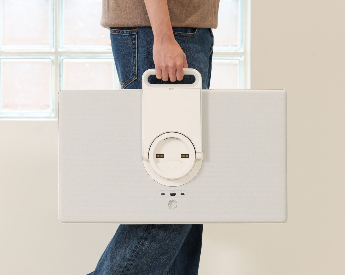 ▲삼성전자 모델이 손잡이 역할을 하는 '더 무빙스타일'의 '일체형 킥스탠드'로 손쉽게 이동하고 있다. (사진제공=삼성전자)