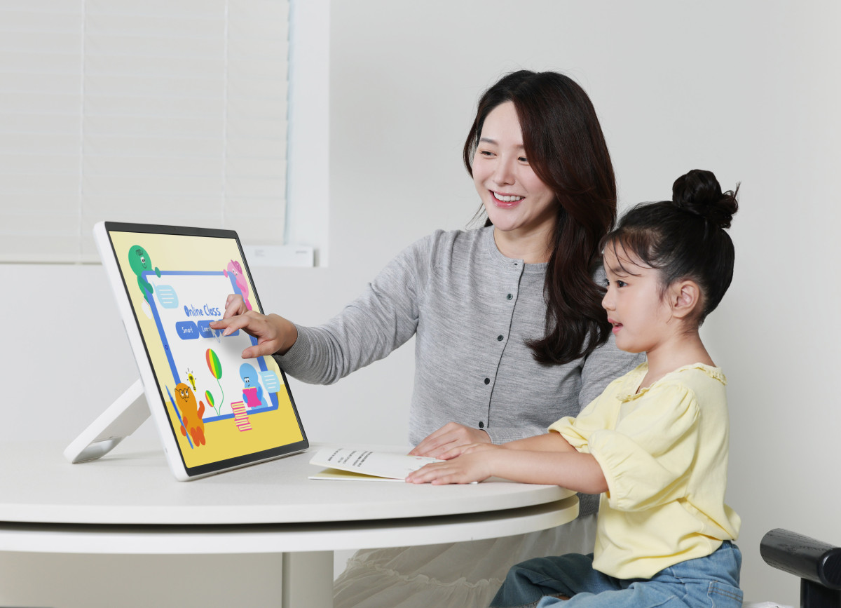 ▲삼성전자 모델이 화면과 스탠드를 분리해 자유롭고 간편하게 사용할 수 있는 무선 이동형 스크린 '더 무빙스타일'을 체험하고 있다. (사진제공=삼성전자)