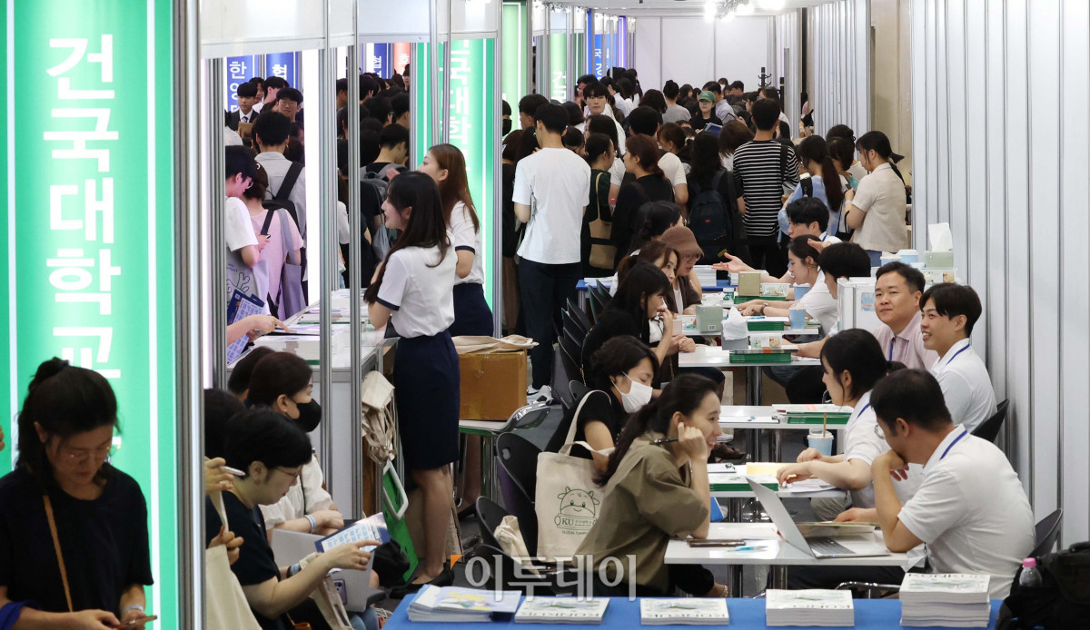 ▲20일 서울 강남구 코엑스에서 열린 ‘2024학년도 수시 대학입학정보박람회’에서 학생과 학부모들이 입시 상담을 받고 있다. 22일까지 진행되는 수시 대학입학정보박람회에선 주요 수도권 대학과 지역 거점 국·공립대학 등 총 146개 대학이 참가, 대학별로 마련된 상담관에서 학생과 학부모에게 일대일 맞춤형 상담을 지원한다. 신태현 기자 holjjak@ (이투데이 DB)