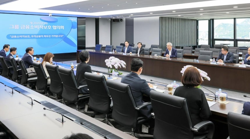 ▲임종룡 우리금융그룹 회장이 지난 18일 서울 중구 본사에서 '그룹 금융 소비자 보호 협의회'를 주재하고 있다 (사진제공=우리금융그룹)