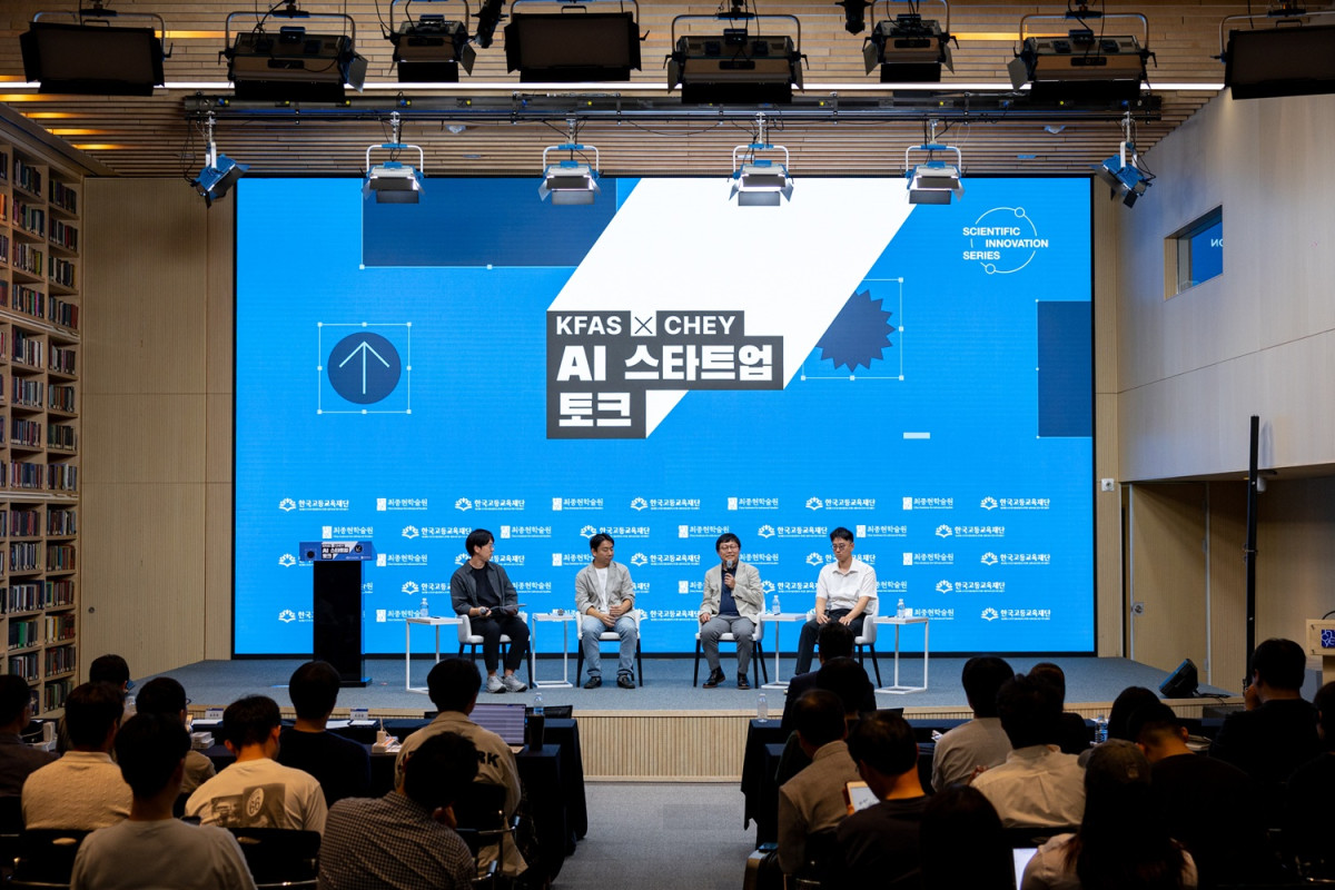 ▲19일 강남구 한국고등교육재단 빌딩에서 열린 최종현학술원·한국고등교육재단 공동 주최 ‘AI 스타트업 토크’ 강연에서 참석자들이 토론을 하고 있다. 왼쪽부터 이경훈 글로벌브레인 한국대표, 김한준 퓨리오사AI 공동창업자 겸 최고기술책임자(CTO), 조강원 모레 대표(CEO), 이주형 마크비전 AI 총괄. (사진제공=최종현학술원)