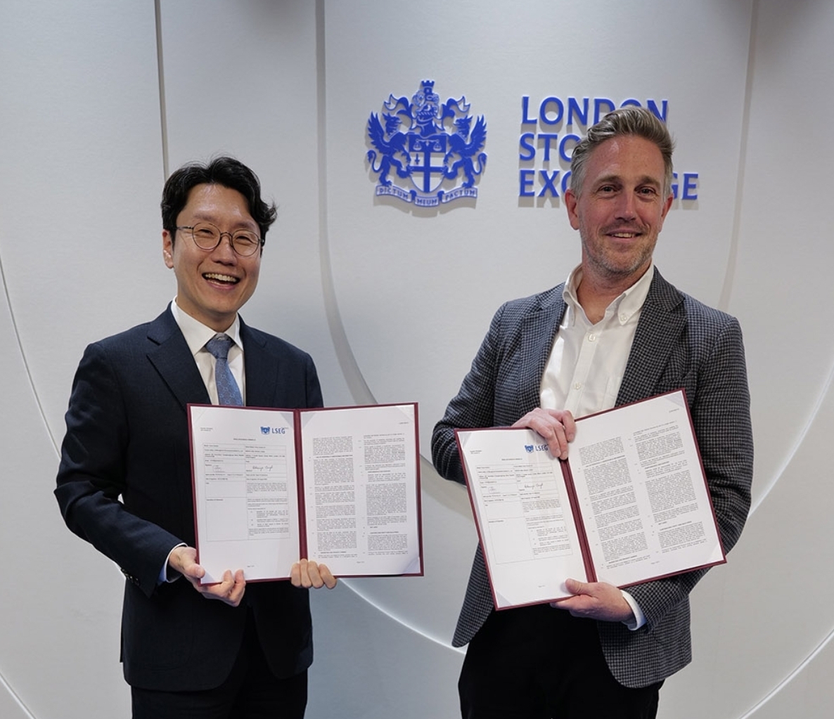 ▲ LG AI연구원과 LSEG는 19일(현지시각) 영국 런던증권거래소에서 엑사원 비즈니스 인텔리전스 상용화 서비스를 알리는 행사를 진행했다.*사진 왼쪽부터 임우형 LG AI연구원 공동 연구원장, 사이먼 유든 LSEG 퀀트 및 데이터 총괄(Simon Youdon, Head of Real Time, Quant and Economic Data) (사진제공=LG그룹)