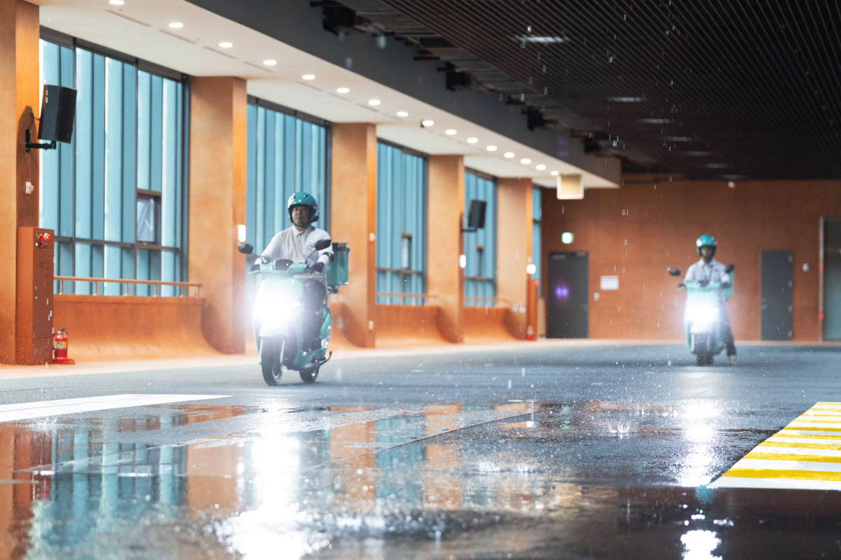 ▲경기도 하남시 배민라이더스쿨에서 이륜차 교육 전문 강사들이 빗길 제동 교육 시연을 하고 있다. (사진= 배달의민족)