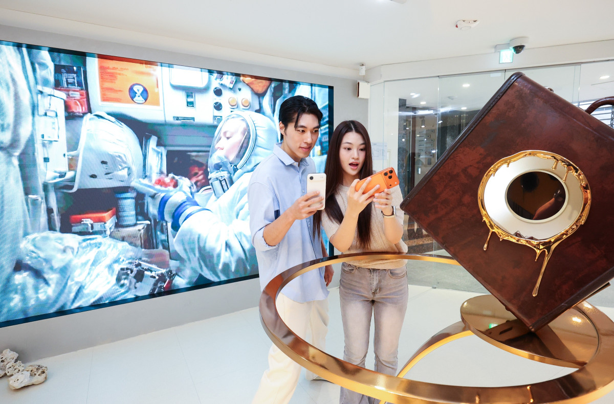 ▲LG유플러스 모델이 팝업 전시를 소개하는 모습이다. (사진제공=LG유플러스)