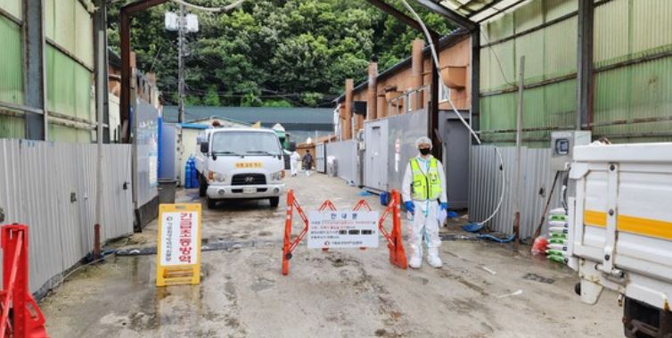 ▲확진농장 긴급초동방역. (사진제공=농림축산식품부)
