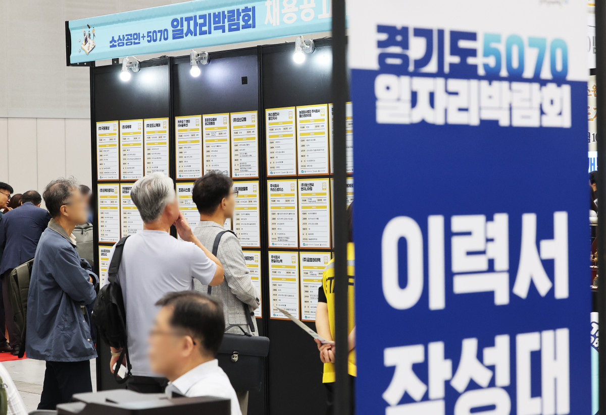 ▲19일 경기도 수원시 영통구 수원컨벤션센터에서 열린 '소상공인+5070일자리박람회 & 소상공인EXPO'에서 구직자들이 채용 정보 게시판을 살펴보고 있다. (연합뉴스)