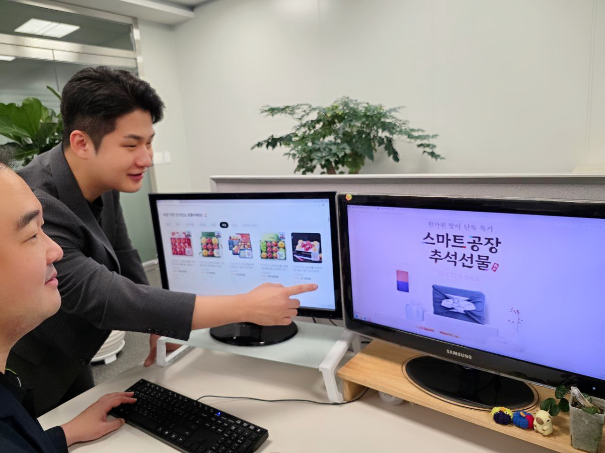 ▲삼성 직원들이 추석 연휴를 앞두고 온라인 장터에서 상품을 구입하는 모습 (사진제공=삼성전자)