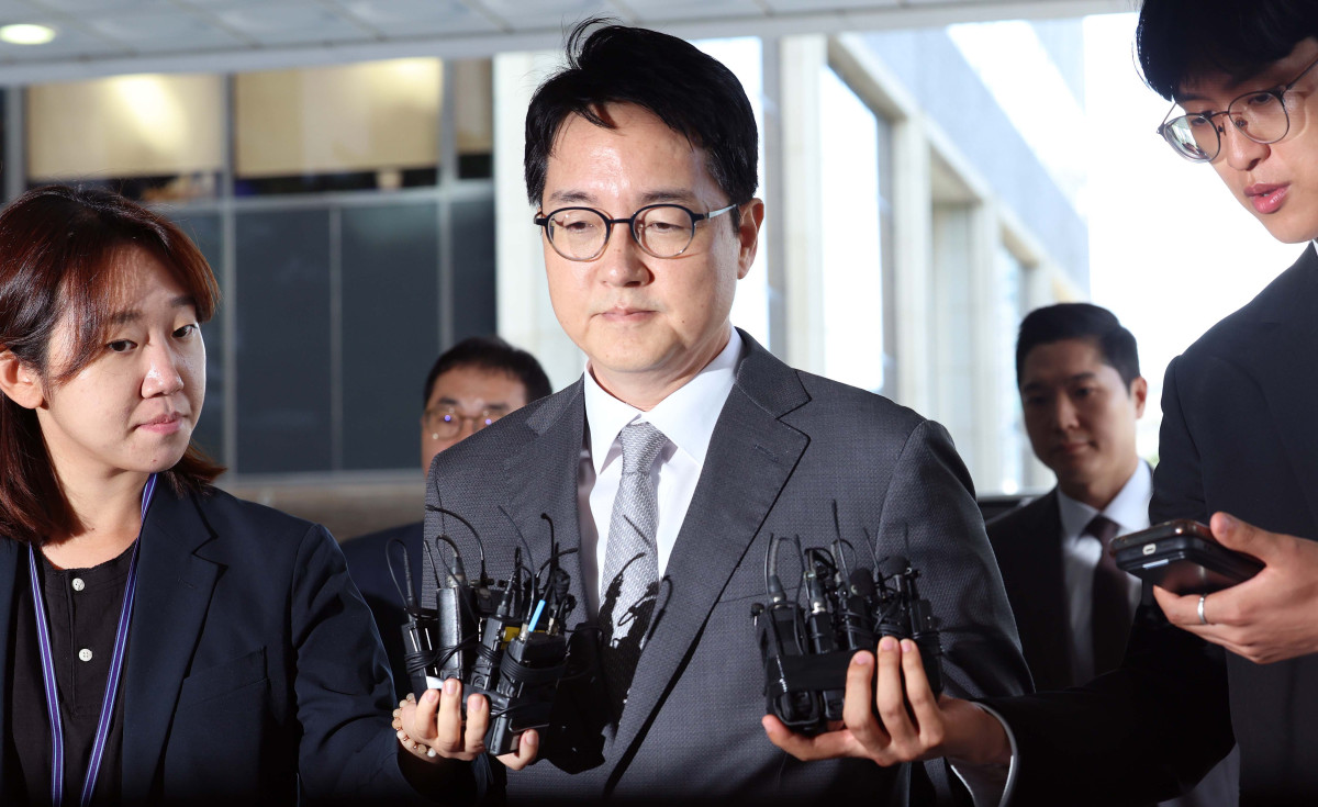 ▲심우정 전 검찰총장이 21일 서울 서초구 서울고등검찰청에 마련된 내란특별검사팀 사무실에 피고발인 신분으로 출석하고 있다. 특검은 심 전 총장이 올 3월 법원의 윤석열 전 대통령에 대한 구속취소 결정 이후 즉시항고를 포기한 경위에 대해 조사할 계획이다. 또한 특검은 비상계엄 당시 박성재 전 법무부 장관의 지시로 심 전 총장이 검사 파견을 검토했는지 확인할 방침이다. 신태현 기자 holjjak@