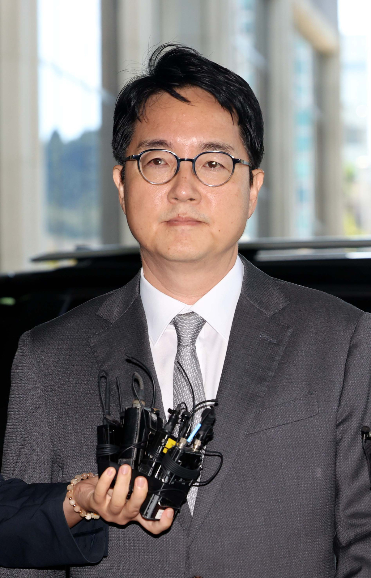 ▲심우정 전 검찰총장이 21일 서울 서초구 서울고등검찰청에 마련된 내란특별검사팀 사무실에 피고발인 신분으로 출석하고 있다. 특검은 심 전 총장이 올 3월 법원의 윤석열 전 대통령에 대한 구속취소 결정 이후 즉시항고를 포기한 경위에 대해 조사할 계획이다. 또한 특검은 비상계엄 당시 박성재 전 법무부 장관의 지시로 심 전 총장이 검사 파견을 검토했는지 확인할 방침이다. 신태현 기자 holjjak@