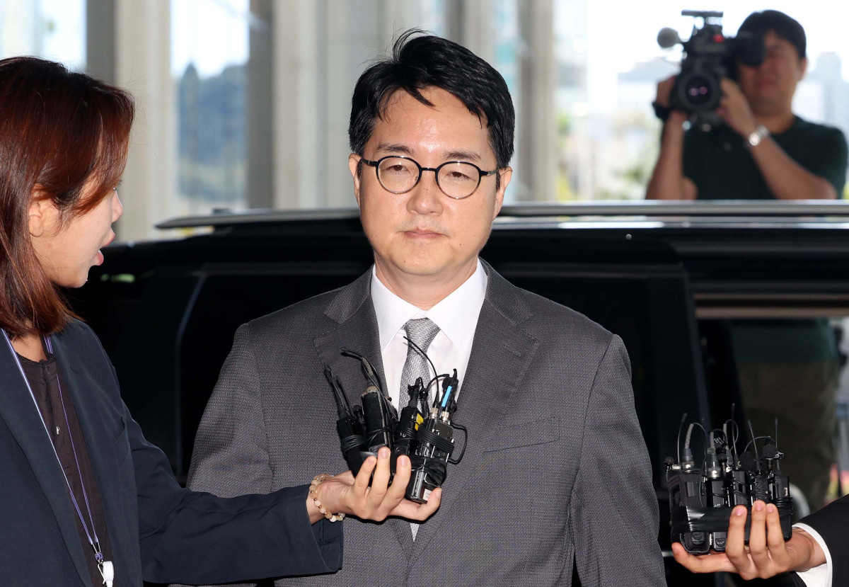 ▲심우정 전 검찰총장이 21일 서울 서초구 서울고등검찰청에 마련된 내란특별검사팀 사무실에 피고발인 신분으로 출석하고 있다. 특검은 심 전 총장이 올 3월 법원의 윤석열 전 대통령에 대한 구속취소 결정 이후 즉시항고를 포기한 경위에 대해 조사할 계획이다. 또한 특검은 비상계엄 당시 박성재 전 법무부 장관의 지시로 심 전 총장이 검사 파견을 검토했는지 확인할 방침이다. 신태현 기자 holjjak@