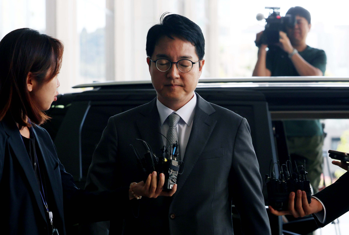 ▲심우정 전 검찰총장이 21일 서울 서초구 서울고등검찰청에 마련된 내란특별검사팀 사무실에 피고발인 신분으로 출석하고 있다. 특검은 심 전 총장이 올 3월 법원의 윤석열 전 대통령에 대한 구속취소 결정 이후 즉시항고를 포기한 경위에 대해 조사할 계획이다. 또한 특검은 비상계엄 당시 박성재 전 법무부 장관의 지시로 심 전 총장이 검사 파견을 검토했는지 확인할 방침이다. 신태현 기자 holjjak@