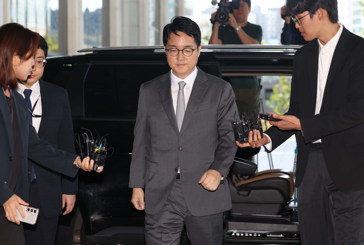 ▲심우정 전 검찰총장이 21일 서울 서초구 서울고등검찰청에 마련된 내란특별검사팀 사무실에 피고발인 신분으로 출석하고 있다.  (신태현 기자 holjjak@)