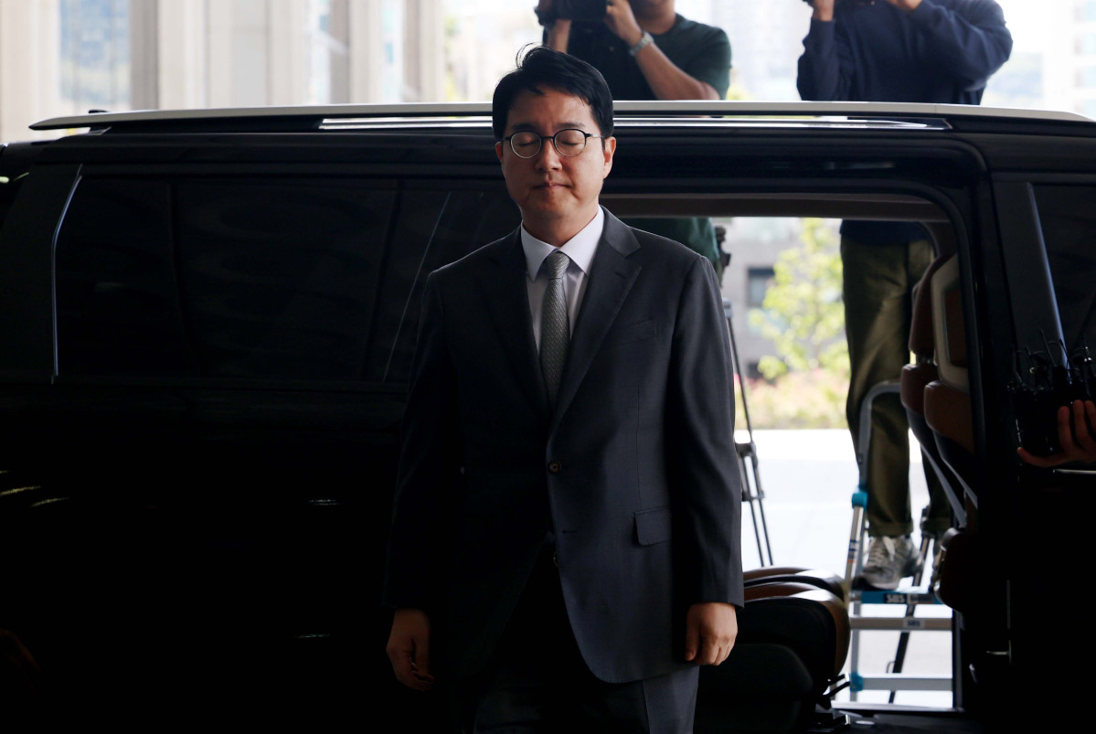 ▲심우정 전 검찰총장이 21일 서울 서초구 서울고등검찰청에 마련된 내란특별검사팀 사무실에 피고발인 신분으로 출석하고 있다. 특검은 심 전 총장이 올 3월 법원의 윤석열 전 대통령에 대한 구속취소 결정 이후 즉시항고를 포기한 경위에 대해 조사할 계획이다. 또한 특검은 비상계엄 당시 박성재 전 법무부 장관의 지시로 심 전 총장이 검사 파견을 검토했는지 확인할 방침이다. 신태현 기자 holjjak@